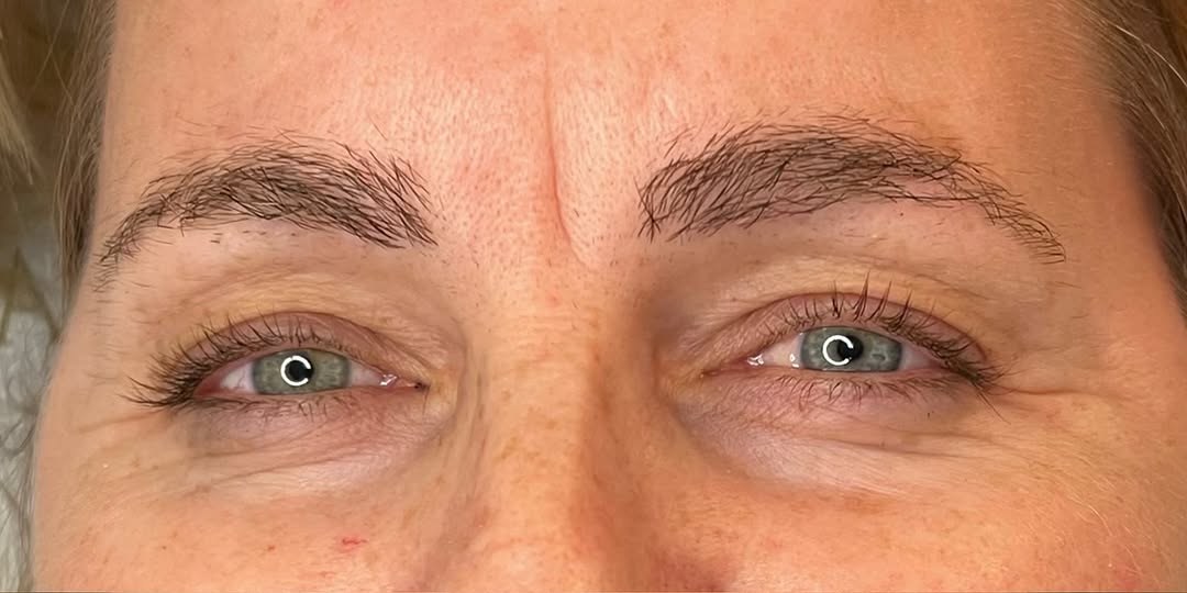 Vorher: helle, gerade Wimpern und ungefärbte Brauen
